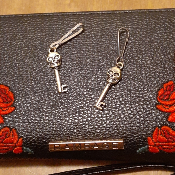 Set of 2 Skull Key Clip-On Attachments - Picture 1 of 4